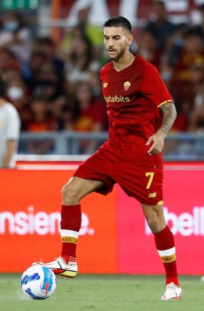 Lorenzo Pellegrini of AS Roma controls the ball during the Serie A match between AS Roma and ACF Fiorentina at Stadio Olimpico on August 22, 2021 in...