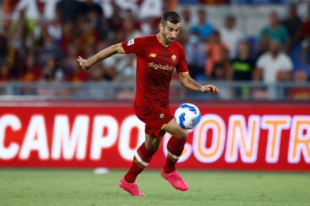 Henrikh Mkhitaryan of AS Roma controls the ball during the Serie A match between AS Roma and ACF Fiorentina at Stadio Olimpico on August 22, 2021 in...