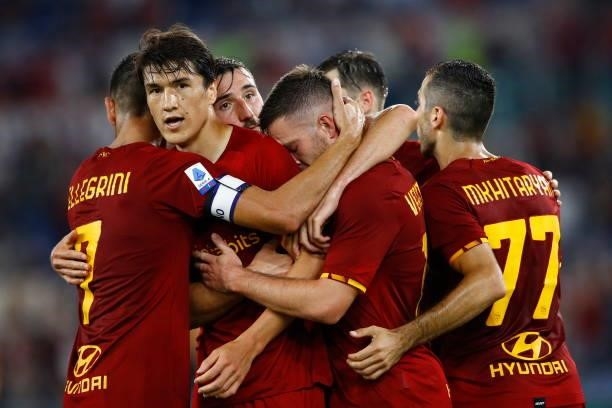 Jordan Veretout of AS Roma celebrates after scoring his team's third goal with team mates during the Serie A match between AS Roma and ACF Fiorentina...