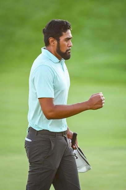 Tony Finau celebrates his playoff victory with a fist pump on the 18th hole green during the final round of THE NORTHERN TRUST, the first event of...