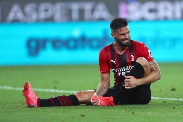 Olivier Giroud of AC Milan sits injured on the green during the Serie A match between UC Sampdoria and AC Milan at Stadio Luigi Ferraris on August...