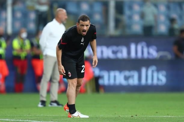 Alessandro Florenzi of AC Milan warm up during the Serie A match between UC Sampdoria and AC Milan at Stadio Luigi Ferraris on August 23, 2021 in...