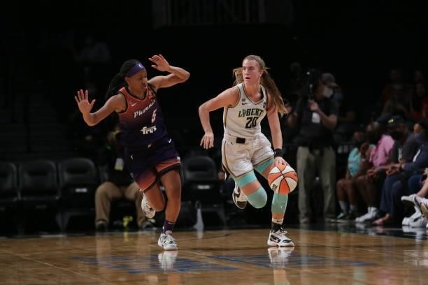Sabrina Ionescu of the New York Liberty handles the ball against the Phoenix Mercury on August 25, 2021 at Barclays Center in Brooklyn, New York....