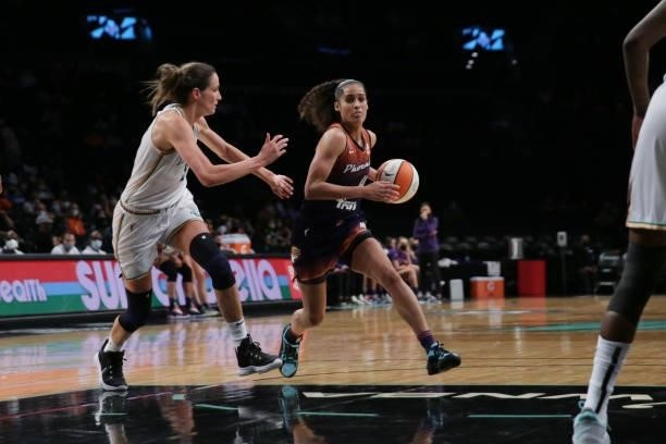 Skylar Diggins-Smith of the Phoenix Mercury drives to the basket against the New York Liberty on August 25, 2021 at Barclays Center in Brooklyn, New...