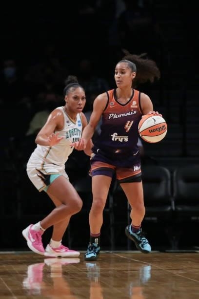 Skylar Diggins-Smith of the Phoenix Mercury handles the ball against the New York Liberty on August 25, 2021 at Barclays Center in Brooklyn, New...