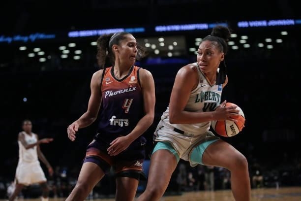 Betnijah Laney of the New York Liberty handles the ball against the Phoenix Mercury on August 25, 2021 at Barclays Center in Brooklyn, New York. NOTE...