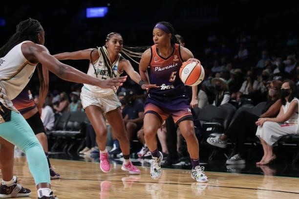 Shey Peddy of the Phoenix Mercury handles the ball against the New York Liberty on August 25, 2021 at Barclays Center in Brooklyn, New York. NOTE TO...