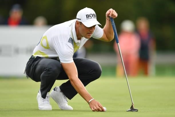 Martin Kaymer of Germany putting at the 18th hole during Day One of The Omega European Masters at Crans-sur-Sierre Golf Club on August 26, 2021 in...