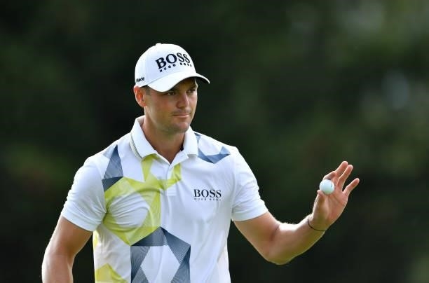Martin Kaymer of Germany waves at the 18th hole during Day One of The Omega European Masters at Crans-sur-Sierre Golf Club on August 26, 2021 in...