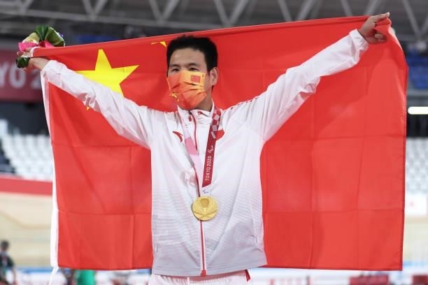 Gold medalist Li Zhangyu of Team China celebrates during the medal ceremony for the Track Cycling Men's C1-2-3 1000m Time Trial on day 3 of the Tokyo...