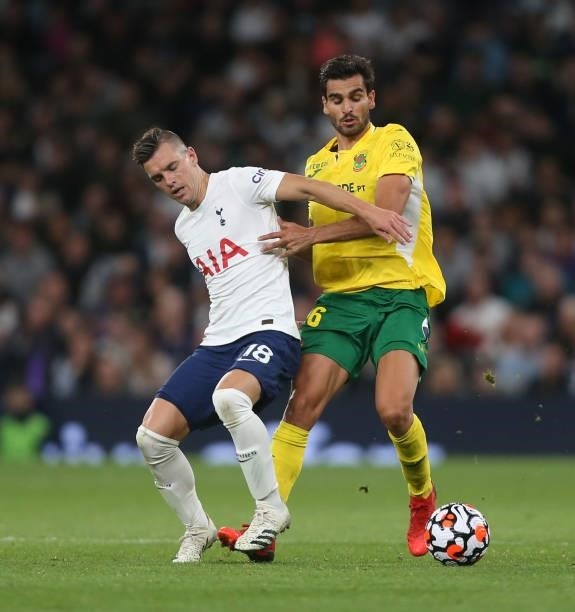 Tottenham Hotspur's Giovani Lo Celso and Pacos de Ferreira's Rui Pires during the UEFA Conference League Play-Offs Leg Two match between Tottenham...