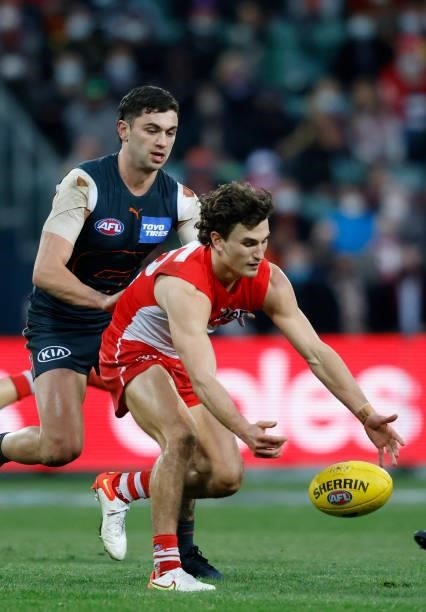 Sam Wicks of the Swans chases after the ball during the 2021 AFL Second Elimination Final match between the Sydney Swans and the GWS Giants at...
