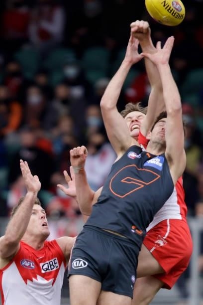 Jordan Dawson of the Swans punches the ball during the 2021 AFL Second Elimination Final match between the Sydney Swans and the GWS Giants at...