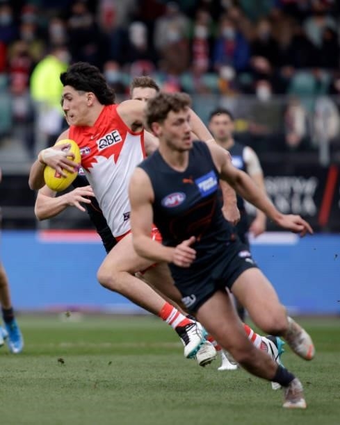 Justin McInerney of the Swans in action during the 2021 AFL Second Elimination Final match between the Sydney Swans and the GWS Giants at University...