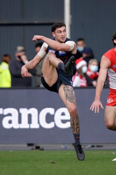 Tim Taranto of the Giants kicks a goal during the 2021 AFL Second Elimination Final match between the Sydney Swans and the GWS Giants at University...