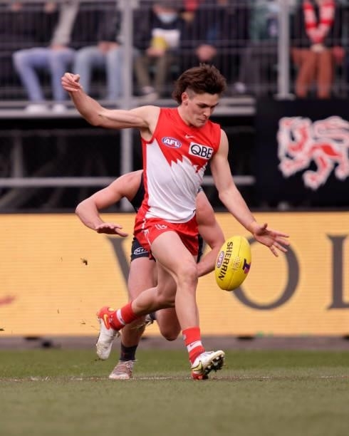 Errol Gulden of the Swans kicks the ball during the 2021 AFL Second Elimination Final match between the Sydney Swans and the GWS Giants at University...