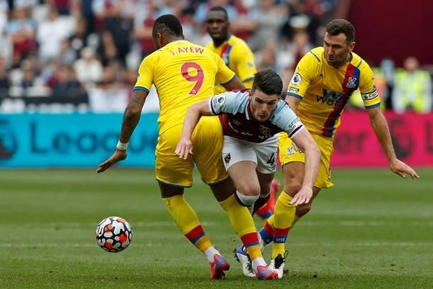 West Ham United's English midfielder Declan Rice vies with Crystal Palace's French-born Ghanaian striker Jordan Ayew and Crystal Palace's Scottish...