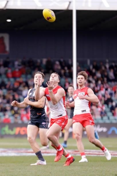 Tom Papley of the Swans in action during the 2021 AFL Second Elimination Final match between the Sydney Swans and the GWS Giants at University of...