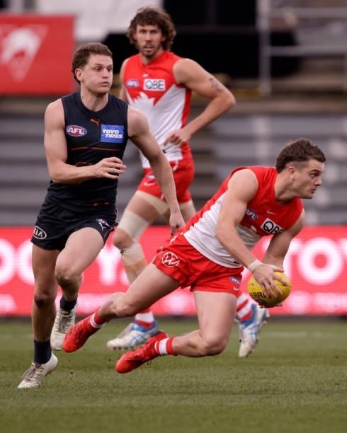 Tom Papley of the Swans in action during the 2021 AFL Second Elimination Final match between the Sydney Swans and the GWS Giants at University of...