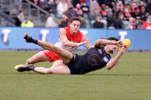 Jake Stein of the Giants handpasses the ball during the 2021 AFL Second Elimination Final match between the Sydney Swans and the GWS Giants at...