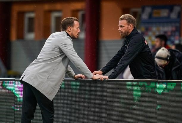 Headcoach Matthias Jaissle of FC Red Bull Salzburg talks with Assistant Coach Alexander Hauser during the Admiral Bundesliga match between TSV...
