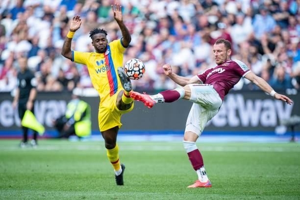 Jeffrey Schlupp of Crystal Palace and Vladimír Coufal of West Ham in action during the Premier League match between West Ham United and Crystal...