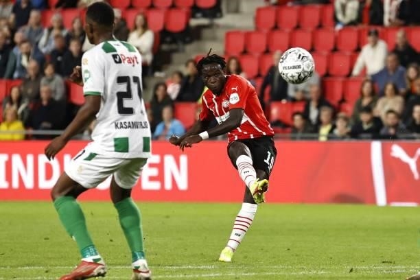 Bruma of PSV Eindhoven scores the 5-2 during the Dutch Eredivisie match between PSV Eindhoven and FC Groningen at the Phillips stadium on August 28,...
