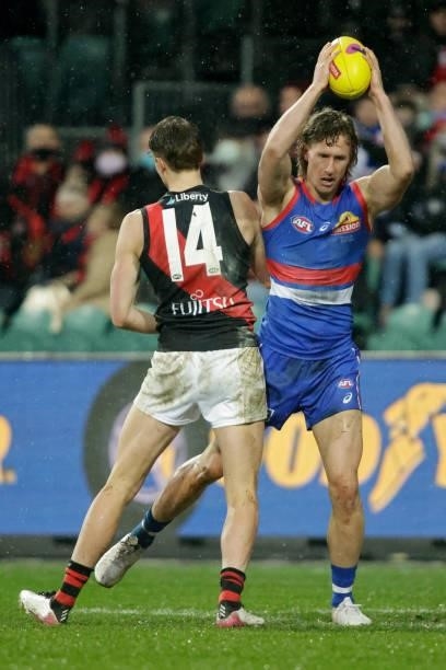 Aaron Naughton of the Bulldogs marks the ball during the 2021 AFL First Elimination Final match between the Western Bulldogs and the Essendon Bombers...