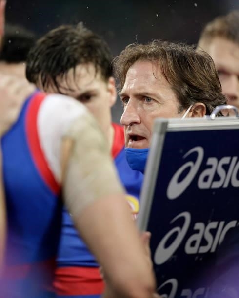 Luke Beveridge, Senior Coach of the Bulldogs addresses his players during the 2021 AFL First Elimination Final match between the Western Bulldogs and...