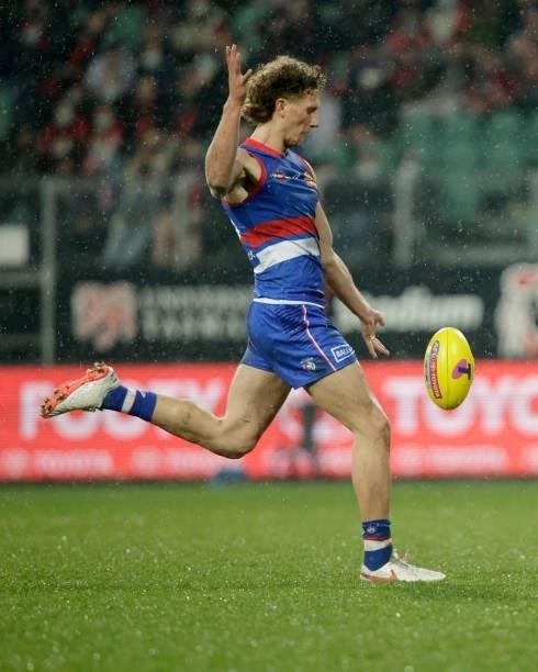 Aaron Naughton of the Bulldogs kicks a goal during the 2021 AFL First Elimination Final match between the Western Bulldogs and the Essendon Bombers...