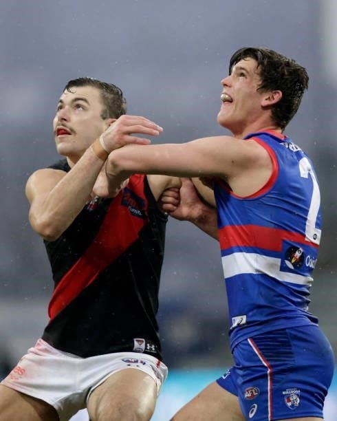 Lewis Young of the Bulldogs and Sam Draper compete in a ruck contest during the 2021 AFL First Elimination Final match between the Western Bulldogs...