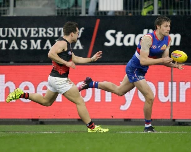 Ryan Gardner of the Bulldogs handpasses the ball during the 2021 AFL First Elimination Final match between the Western Bulldogs and the Essendon...
