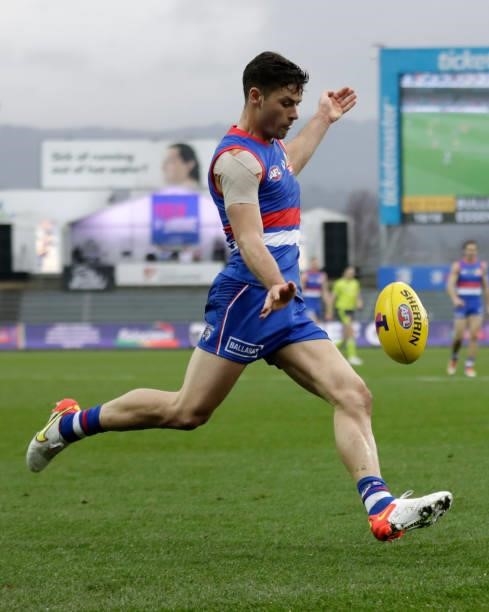 Josh Dunkley of the Bulldogs kicks the ball during the 2021 AFL First Elimination Final match between the Western Bulldogs and the Essendon Bombers...