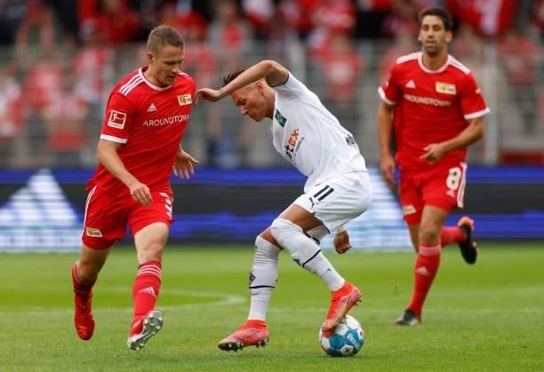 Union Berlin's German defender Paul Jaeckel and Moenchengladbach's Austrian midfielder Hannes Wolf vie for the ball during the German first division...