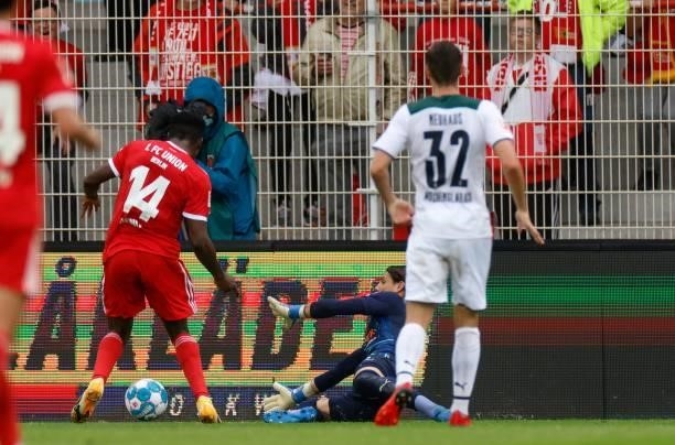Union Berlin's Nigerian forward Taiwo Awoniyi shoots to score the 2-0 during the German first division Bundesliga football match between 1 FC Union...