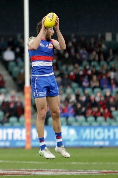 Marcus Bontempelli of the Bulldogs marks the ball during the 2021 AFL First Elimination Final match between the Western Bulldogs and the Essendon...