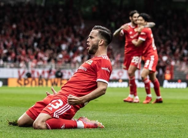 Niko Gießelmann of 1.FC Union Berlin celebrates after scoring his team's first goal during the Bundesliga match between 1. FC Union Berlin and...