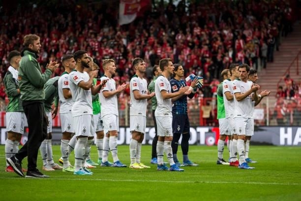 The Team thank their Fans after the Bundesliga match between 1.FC Union Berlin and Borussia Moenchengladbach at Stadion an der Alten Foersterei on...
