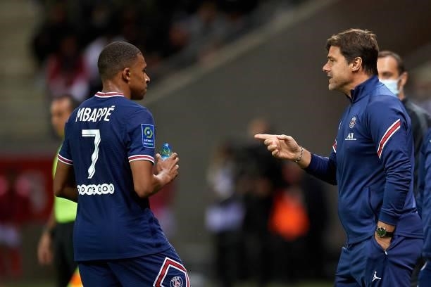 Mauricio Pochettino head coach of PSGgives instructions to Kylian Mbappe during the Ligue 1 Uber Eats match between Reims and Paris Saint Germain at...