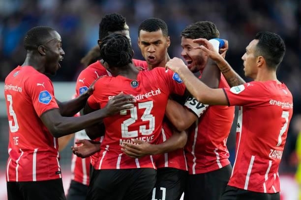 Cody Gakpo of PSV celebrates 1-0 with Jordan Teze of PSV, Ibrahim Sangare of PSV, Noni Madueke of PSV Marco van Ginkel of PSV, Eran Zahavi of PSV...