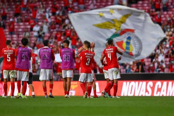 Benfica players at the end of the match thanks the supporters during the Liga Bwin match between SL Benfica and CD tondela at Estadio da Luz on...