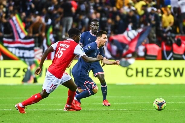 Marshall MUNETSI of Reims and Lionel MESSI of PSG during the Ligue 1 Uber Eats match between Reims and Paris Saint Germain at Stade Auguste Delaune...