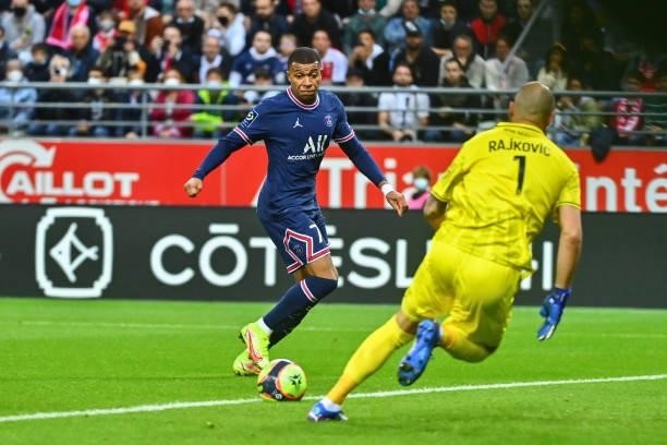 Kylian MBAPPE of PSG scores a goal during the Ligue 1 Uber Eats match between Reims and Paris Saint Germain at Stade Auguste Delaune on August 29,...