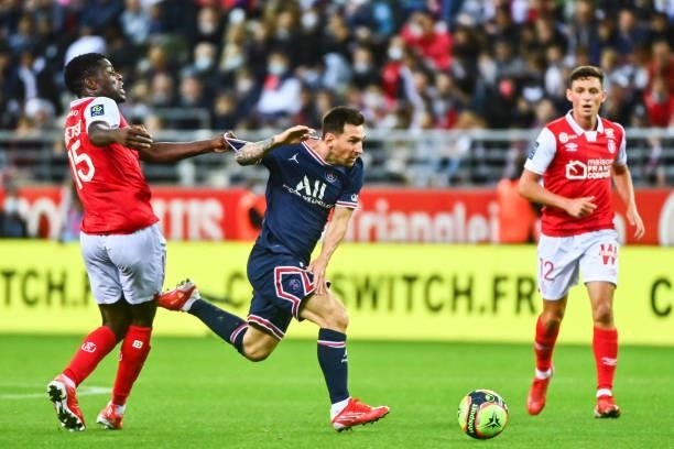 Marshall MUNETSI of Reims and Lionel MESSI of PSG during the Ligue 1 Uber Eats match between Reims and Paris Saint Germain at Stade Auguste Delaune...