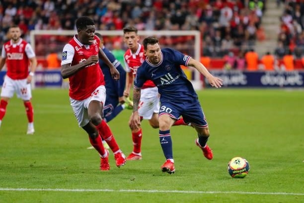 Lionel Messi of Paris Saint-Germain controls the ball with Marshall Munetsi of Stade de Reims during the Ligue 1 Uber Eats match between Reims and...
