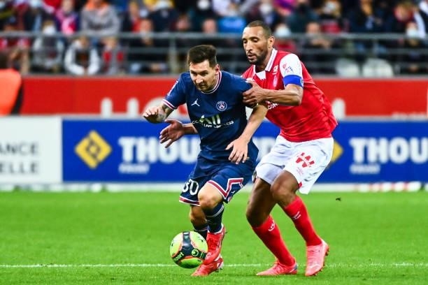 Lionel MESSI of PSG and Yunis ABDELHAMID of Reims during the Ligue 1 Uber Eats match between Reims and Paris Saint Germain at Stade Auguste Delaune...