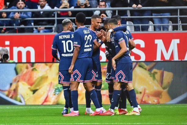 Team of PSG celebrates a goal during the Ligue 1 Uber Eats match between Reims and Paris Saint Germain at Stade Auguste Delaune on August 29, 2021 in...