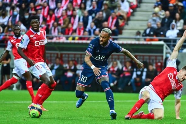 Marshall MUNETSI of Reims and NEYMAR JR of PSG during the Ligue 1 Uber Eats match between Reims and Paris Saint Germain at Stade Auguste Delaune on...