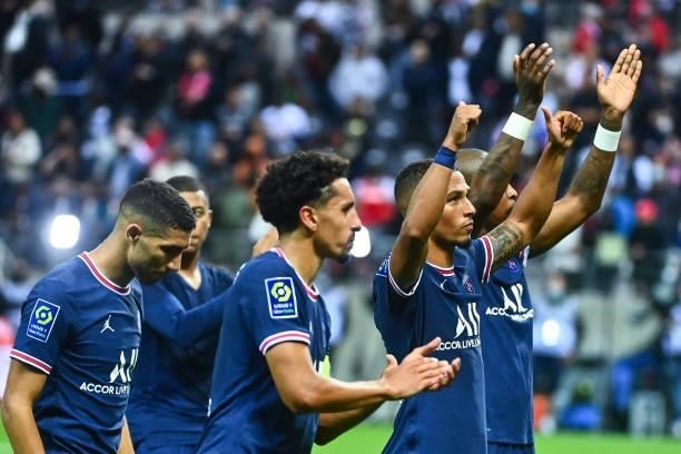 Of PSG celebrates with his team mates during the Ligue 1 Uber Eats match between Reims and Paris Saint Germain at Stade Auguste Delaune on August 29,...