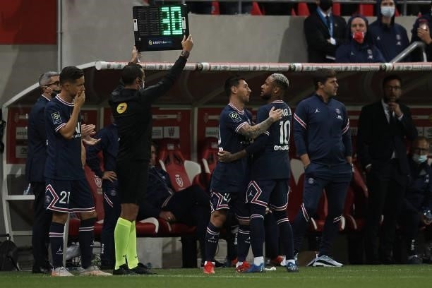 Change Lionel Messi of PSG for Neymar during the Ligue 1 Uber Eats match between Reims and Paris Saint Germain at Stade Auguste Delaune on August 29,...